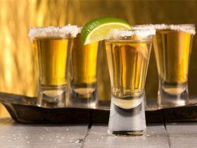 Tequila mexicano con sal y limón