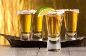 Tequila mexicano con sal y limón