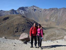 Posando con el pico Fraile de fondo - Nevado Toluca - México
