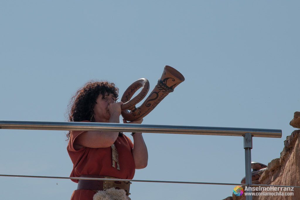 Mujer vigilando en la muralla de numancia.