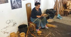 Cestera Tejiendo Mimbre en el Museo del Mimbre de Camacha - Madeira