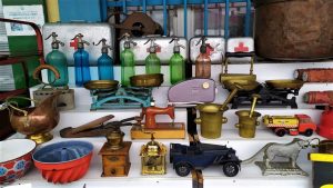 Varios trastos en Ecseri - Mercado de las pulgas de Budapest