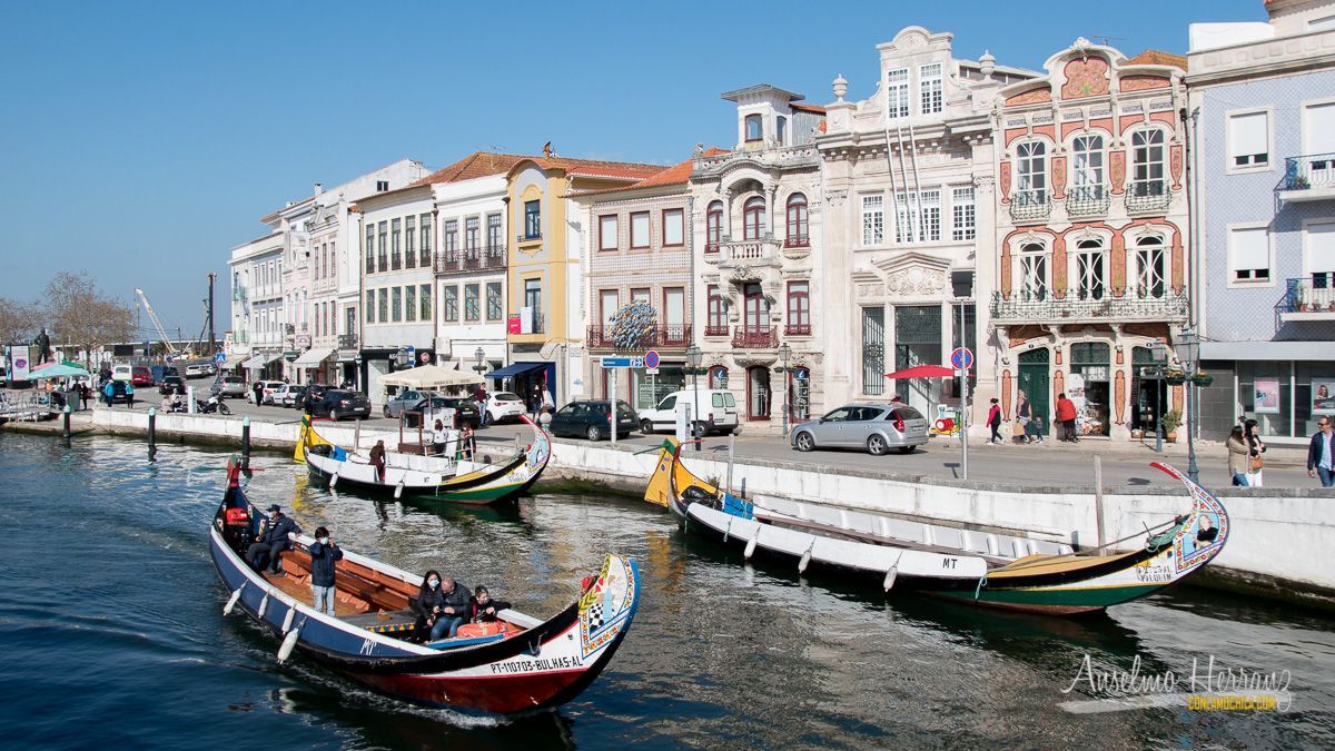 Paseo En Barco Moliceiro Por Los Canales De Aveiro Con La Mochila