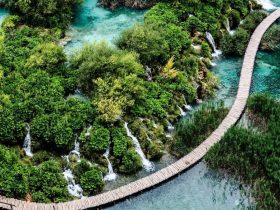 Vista aérea de la pasarela de madera sobre los lagos de Plitvice - Croacia